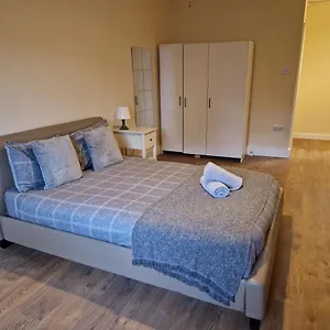Affordable In Shared Flat, Bridge Habitación en casa particular