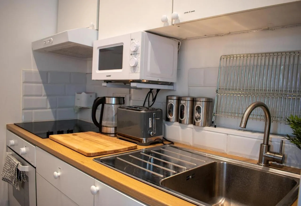121 Studio - Central Studio Apartment, Terrace & Full Kitchen - Airport & Train Shuttle Bishop's Stortford