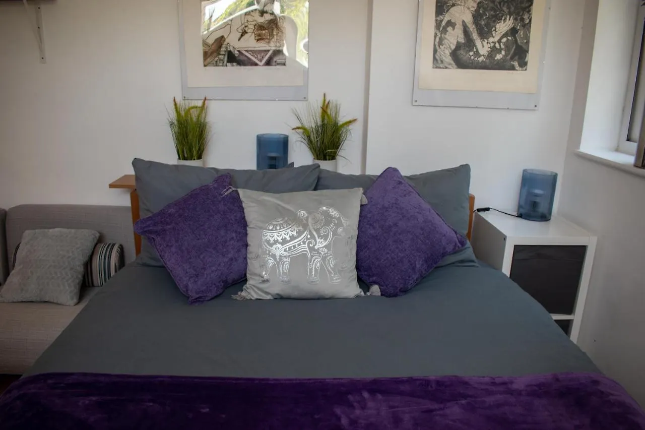 121 Studio - Central Studio Apartment, Terrace & Full Kitchen - Airport & Train Shuttle Bishop's Stortford