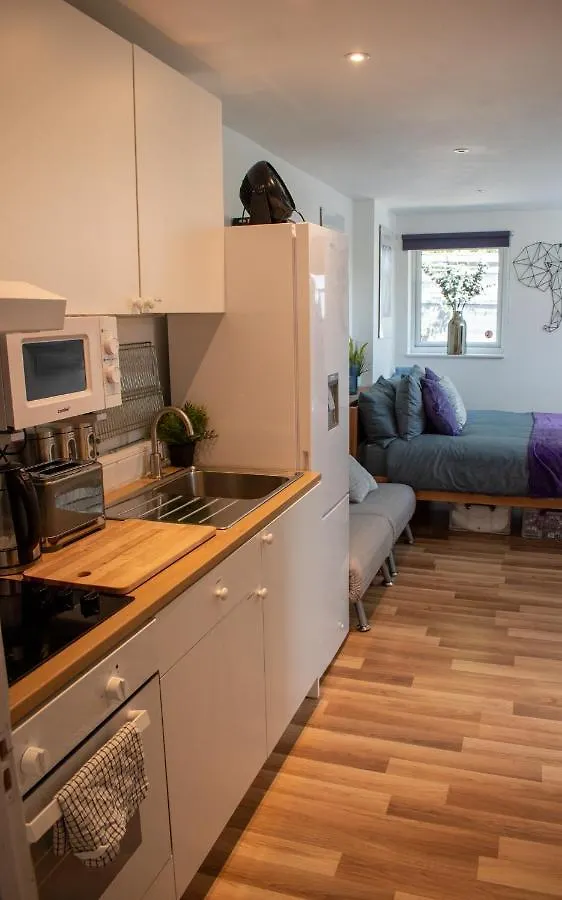 121 Studio - Central Studio Apartment, Terrace & Full Kitchen - Airport & Train Shuttle Bishop's Stortford 0*,  Reino Unido
