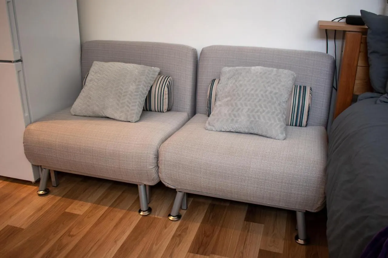 121 Studio - Central Studio Apartment, Terrace & Full Kitchen - Airport & Train Shuttle Bishop's Stortford 0*,  Reino Unido