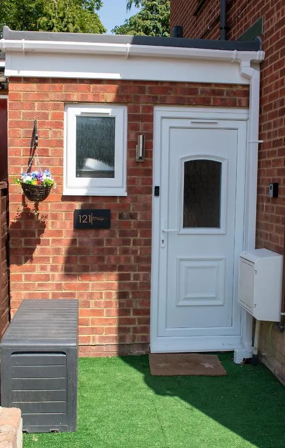 121 Studio - Central Studio Apartment, Terrace & Full Kitchen - Airport & Train Shuttle Bishop's Stortford Reino Unido