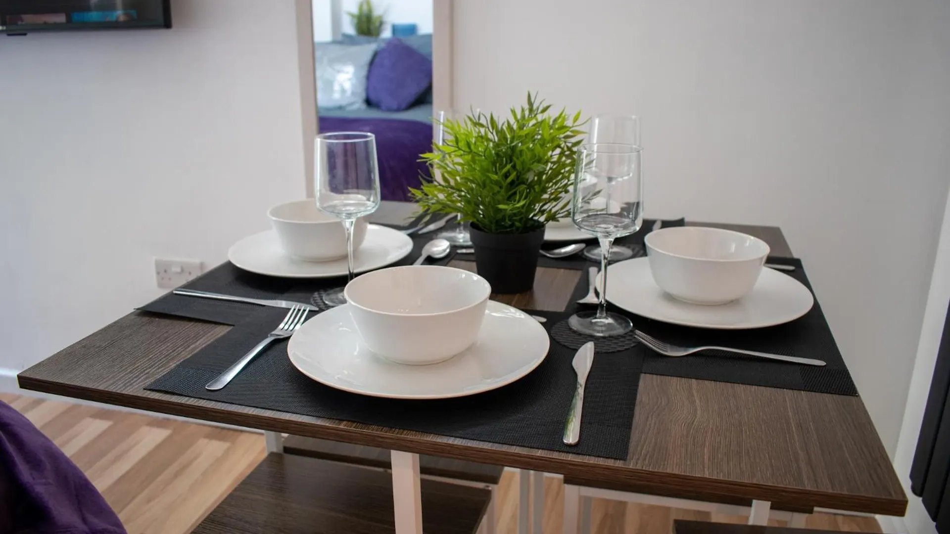 121 Studio - Central Studio Apartment, Terrace & Full Kitchen - Airport & Train Shuttle Bishop's Stortford